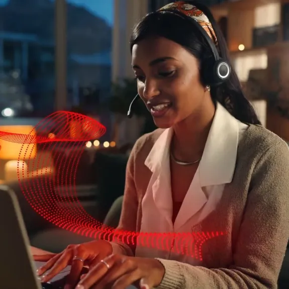 Eine Frau sitzt am Laptop